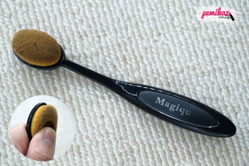 review-magique-foundation-brush